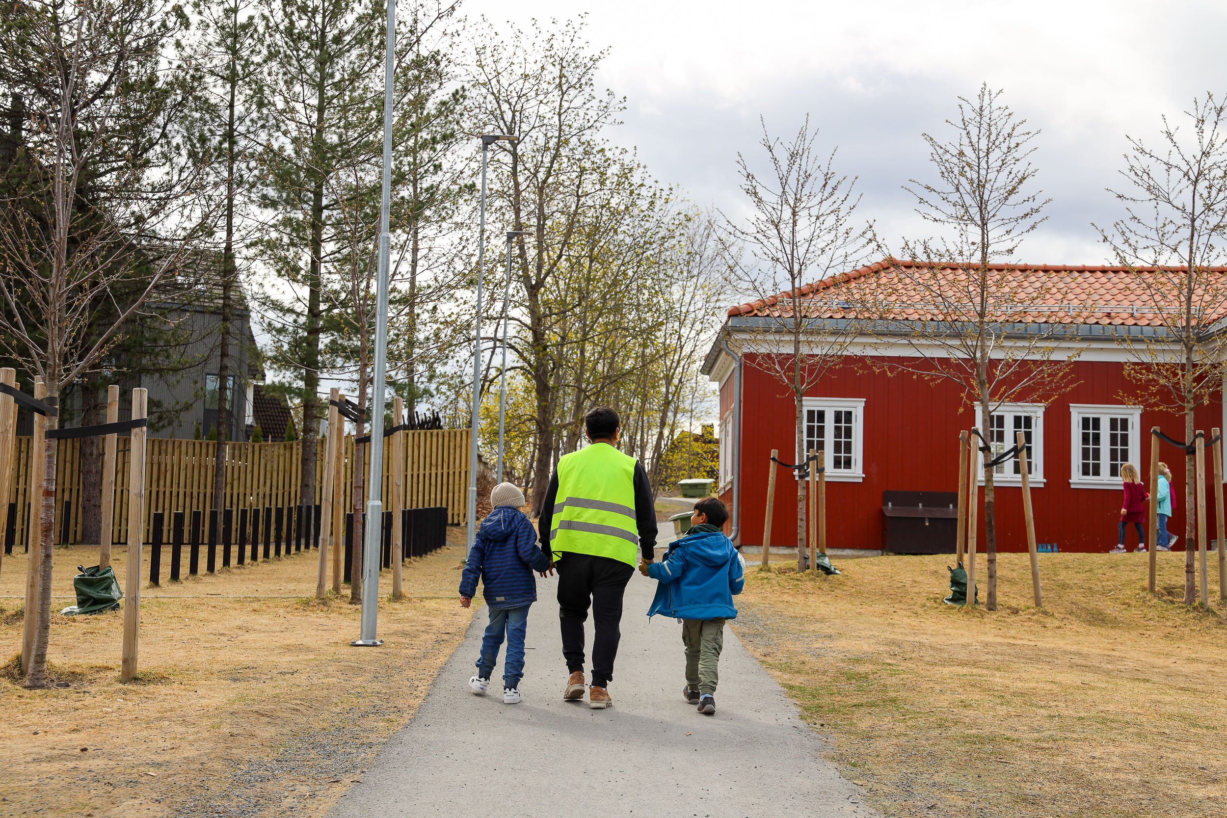 Gutter leier voksen.