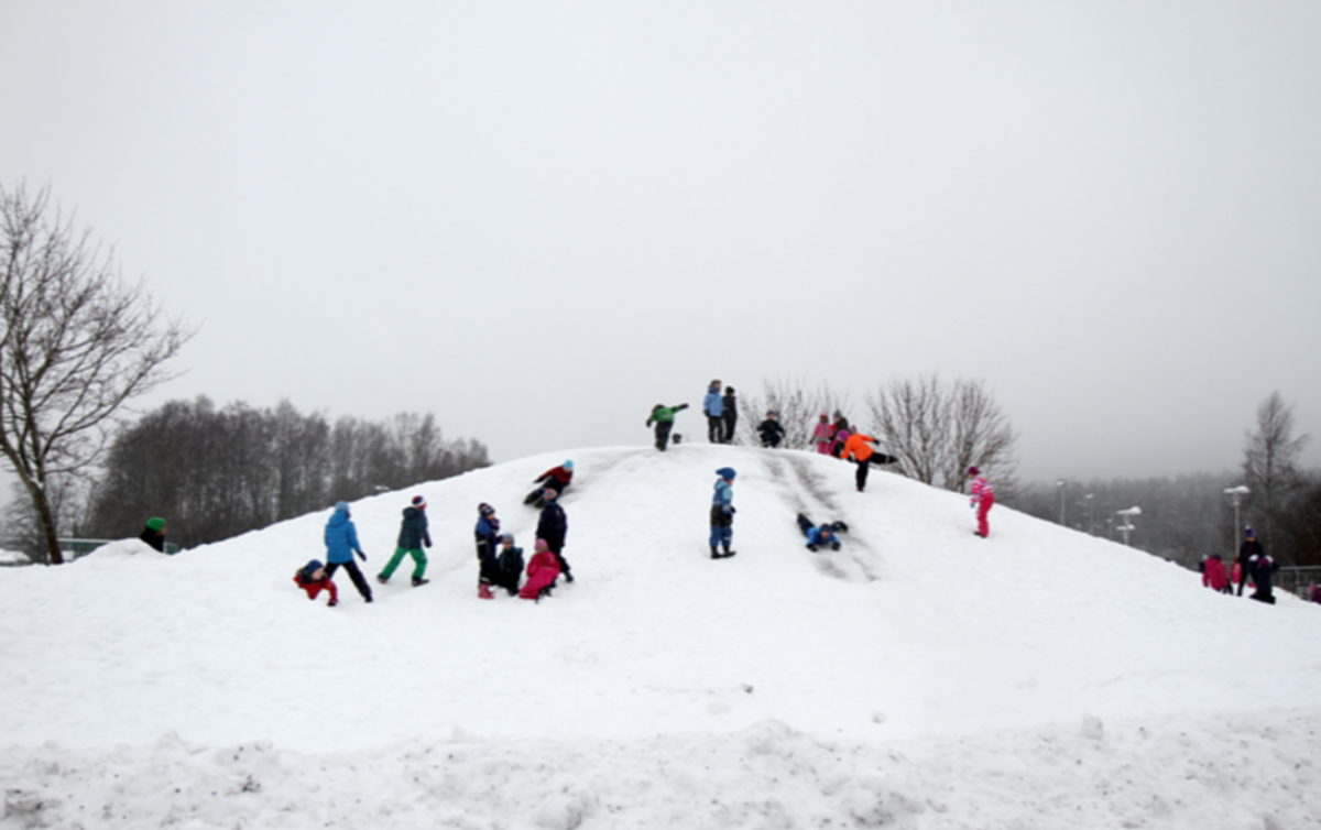 Barn som leker i snøen 5