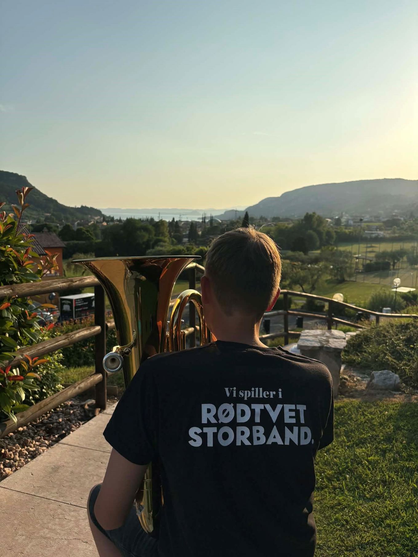 en person som ser på en by